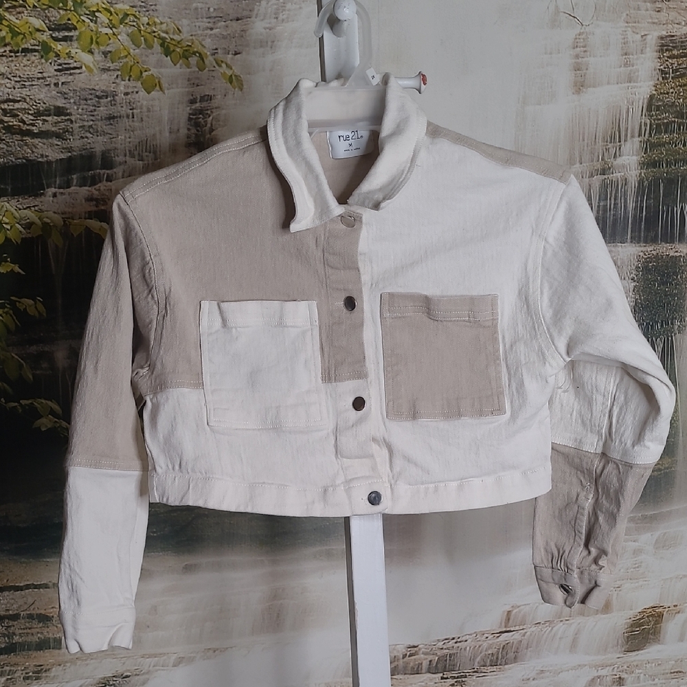 Rue 21 Womens Medium cropped two tone cream tan long sleeve jean jacket
